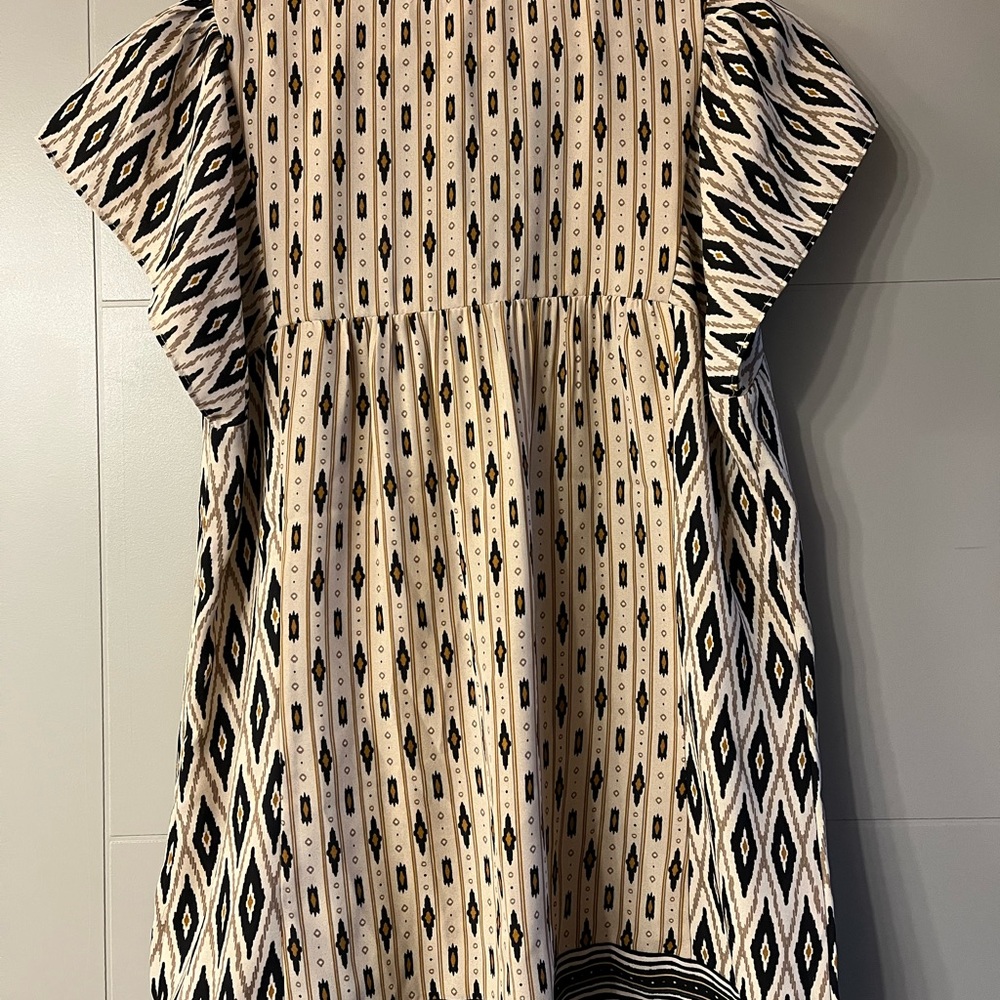 DR2 Black and Cream Patterned Top - Picture 4 of 4
